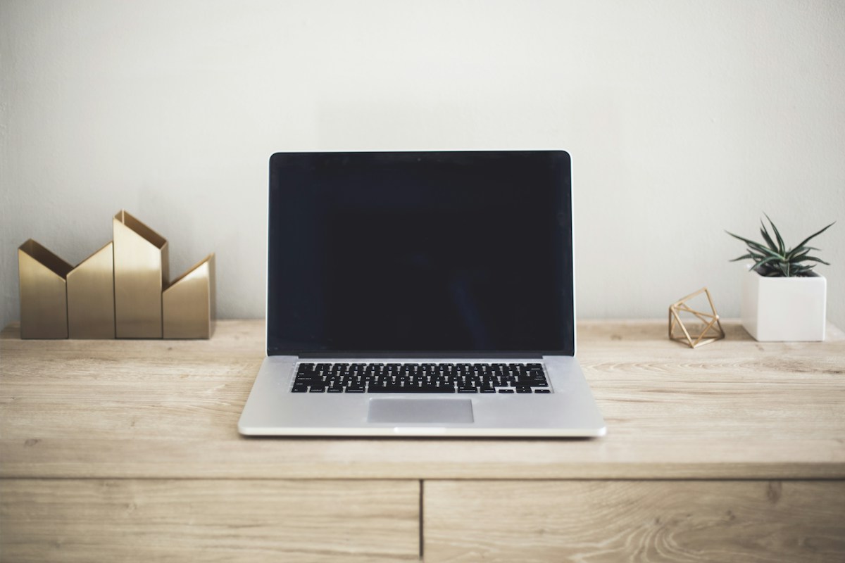 Laptop sobre un escritorio despejado